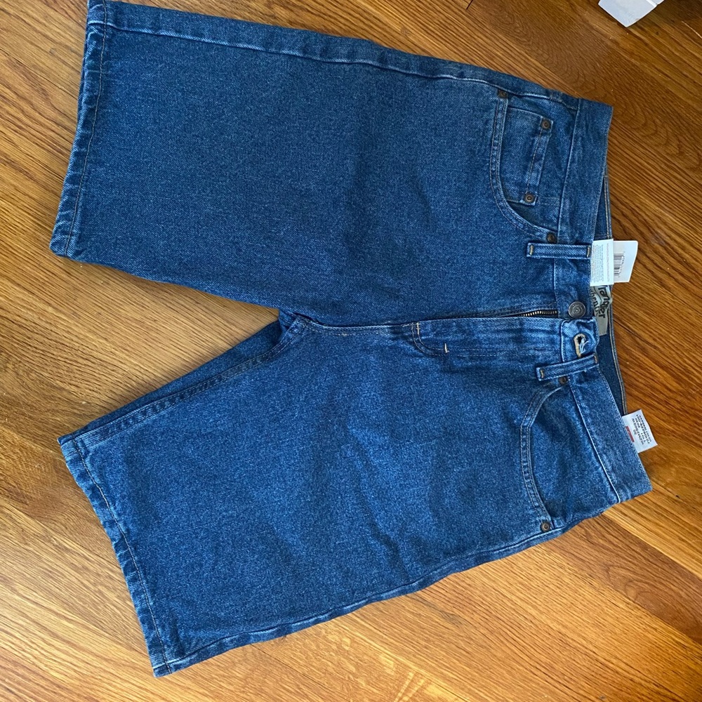 Dark blue Wrangler jeans. Loose fit, straight leg.